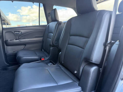 2022 Honda Pilot Touring w/Rear Captain's Chairs
