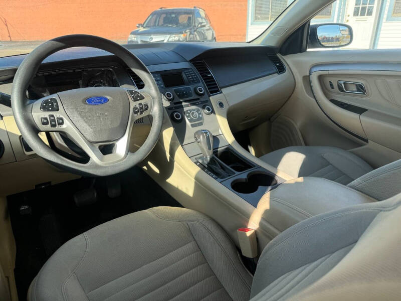 2015 Ford Taurus SE photo 12