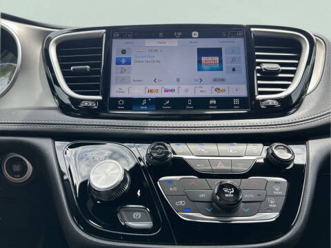 2027 Chrysler Pacifica Select