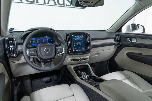 2025 Volvo XC40 B5 Plus Bright Theme