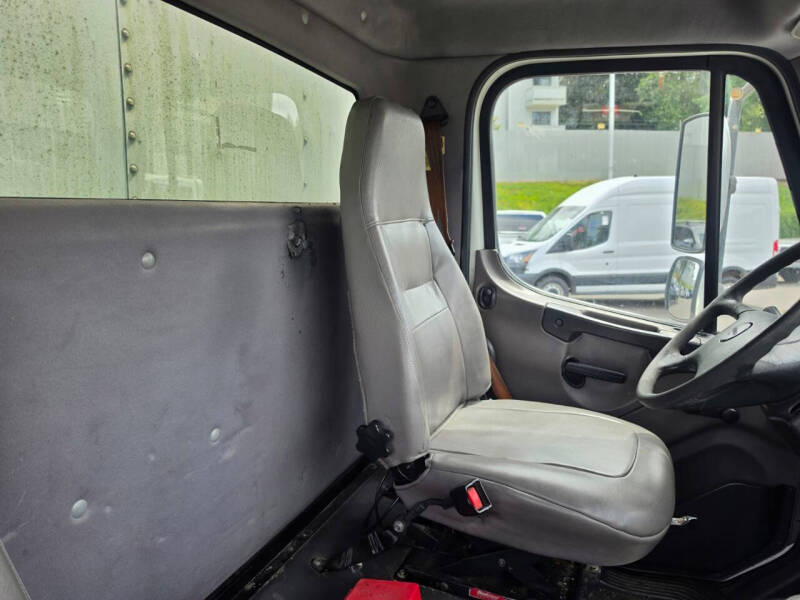 2009 Freightliner M2 106