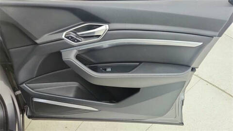 2022 Audi e-tron quattro Premium Plus