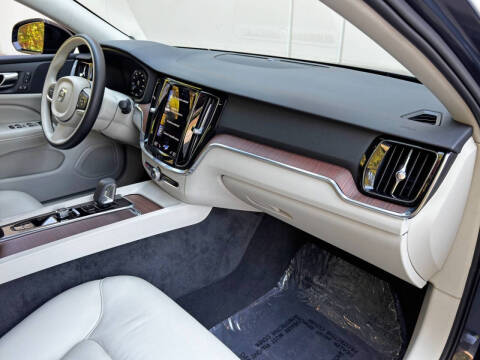 2022 Volvo S60 B5 Momentum