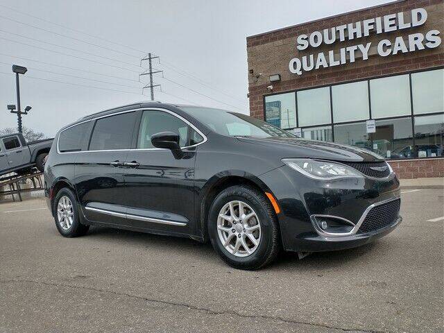 2020 Chrysler Pacifica for sale at SOUTHFIELD QUALITY CARS in Detroit MI