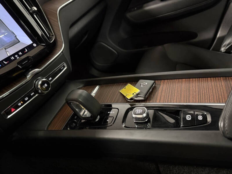 2023 Volvo XC60 Recharge T8 Plus Bright Theme