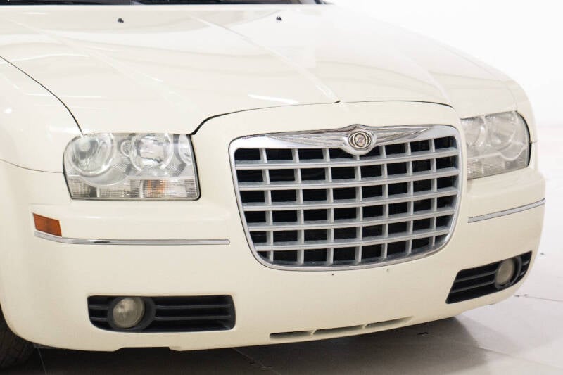 2008 Chrysler 300 Limited photo 9