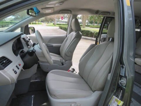 2014 Toyota Sienna LE Mobility 7-Passenger