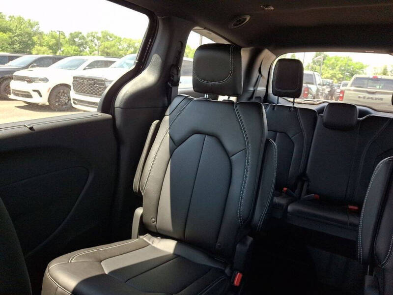 2027 Chrysler Pacifica Select