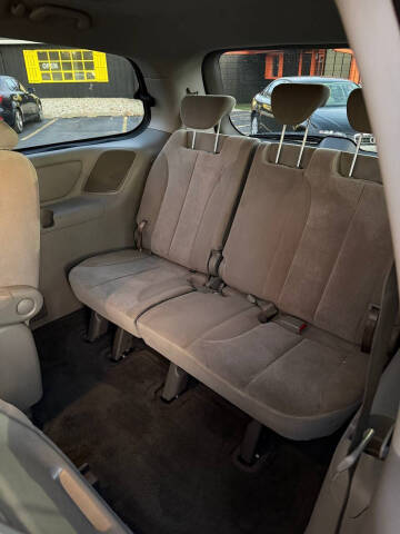2009 Kia Sedona LX