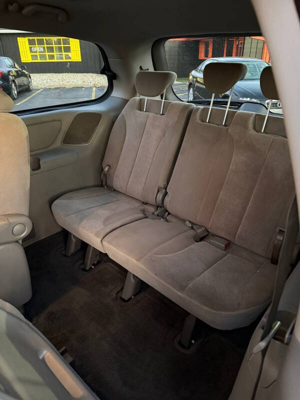 2009 Kia Sedona LX