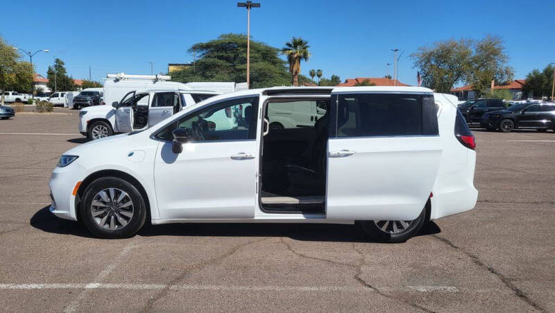 2024 Chrysler Pacifica Plug-In Hybrid Select