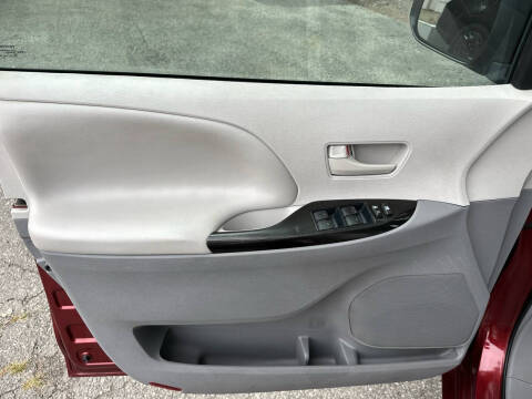 2012 Toyota Sienna LE 8-Passenger