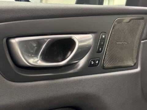 2023 Volvo XC60 B5 Ultimate Dark Theme