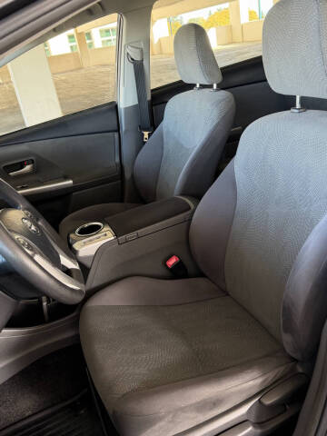 2014 Toyota Prius v Five