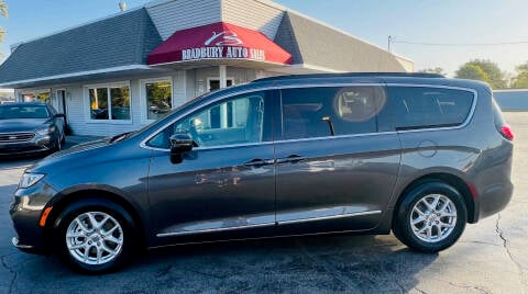 2022 Chrysler Pacifica for sale at BRADBURY AUTO SALES in Gibson City IL