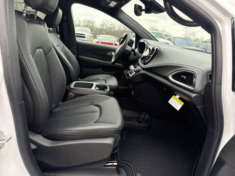 2026 Chrysler Pacifica Select