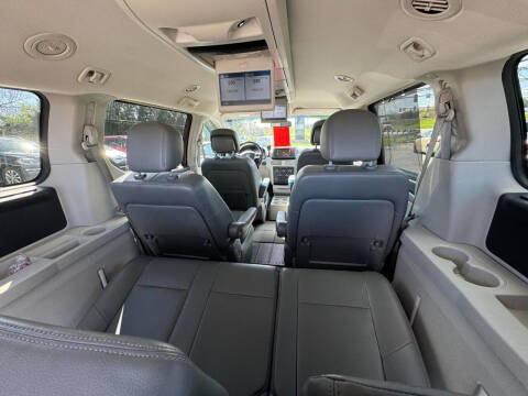 2011 Volkswagen Routan SE
