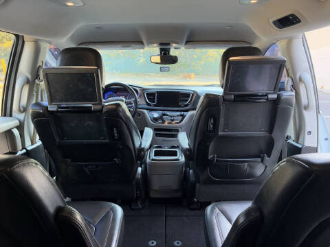 2017 Chrysler Pacifica Touring-L Plus