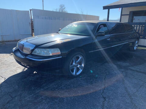 2003 Lincoln Town Car for sale at AJOULY AUTO SALES in Moore OK