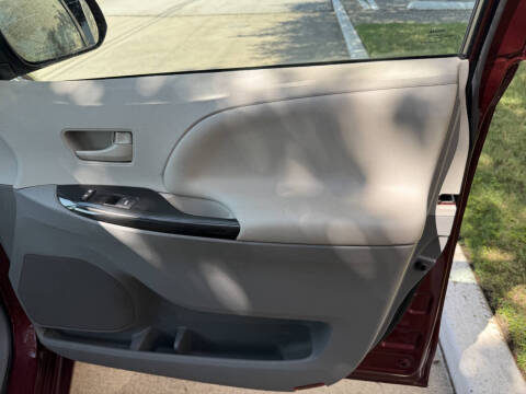 2014 Toyota Sienna LE 8-Passenger