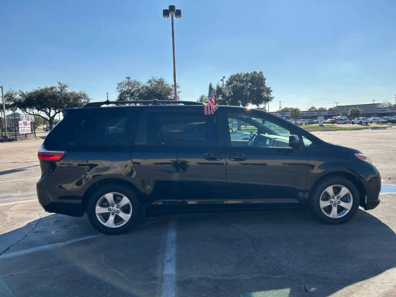 2015 Toyota Sienna LE photo 20