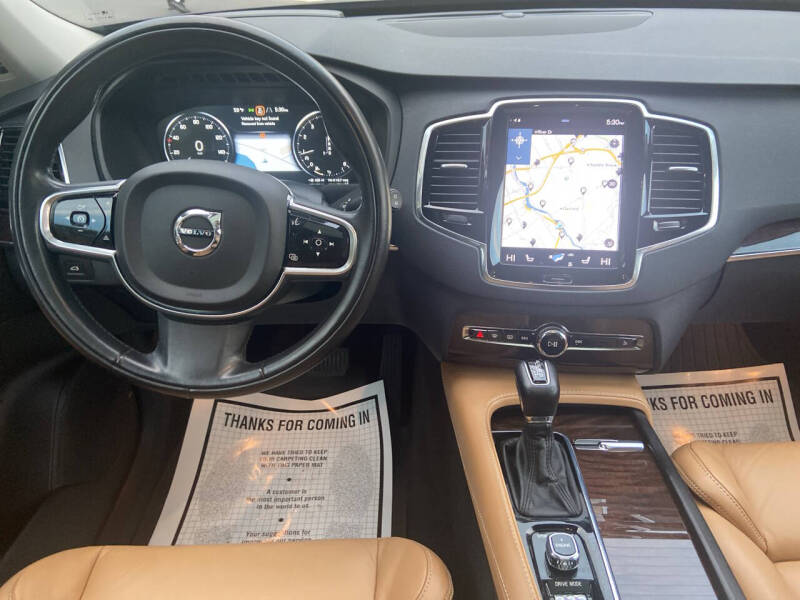 2016 Volvo XC90 T6 Momentum