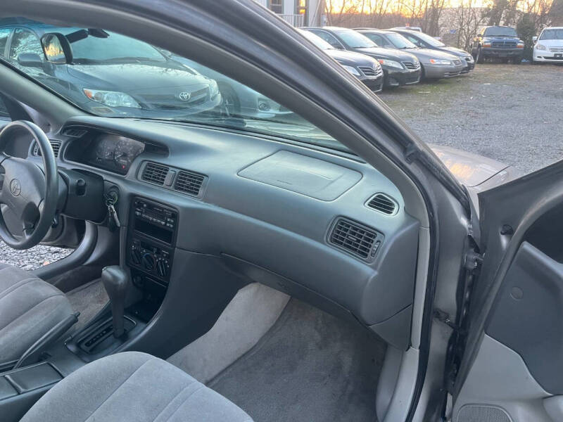 1998 Toyota Camry LE photo 23