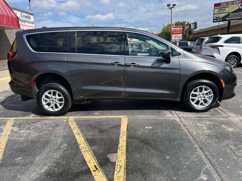 2022 Chrysler Voyager LX
