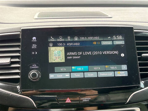 2021 Honda Pilot Touring w/Rear Captain's Chairs