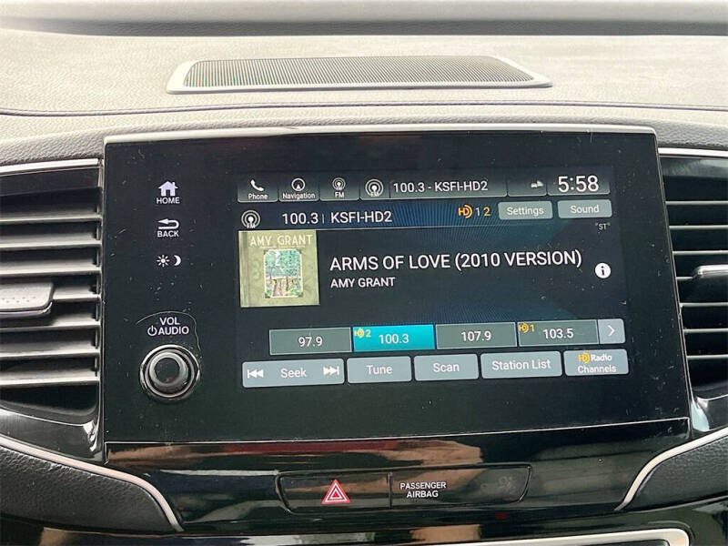 2021 Honda Pilot Touring w/Rear Captain's Chairs