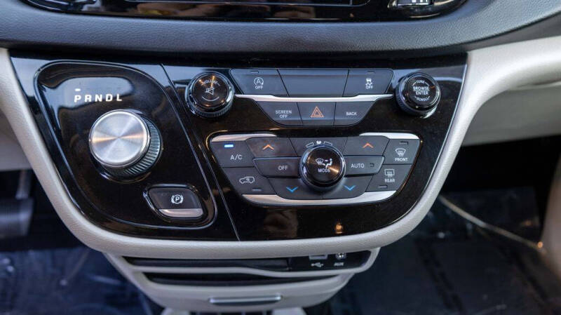 2017 Chrysler Pacifica Touring-L