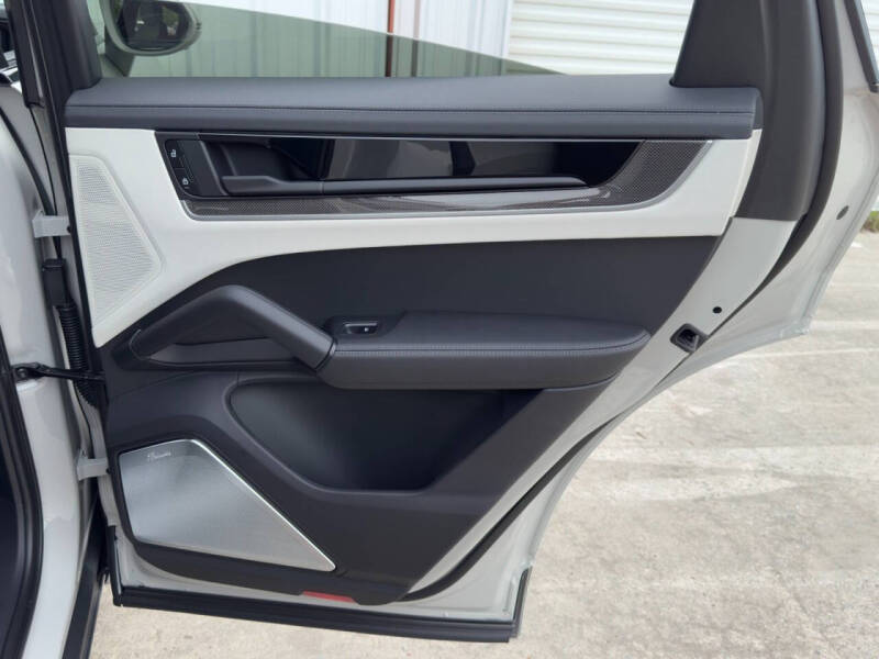 2024 Porsche Cayenne Turbo E-Hybrid Coupe