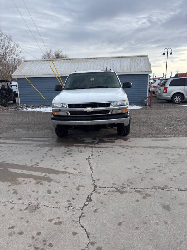 2005 Chevrolet Suburban LS photo 2