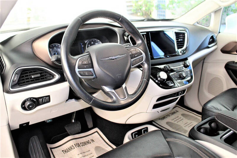 2017 Chrysler Pacifica Touring-L