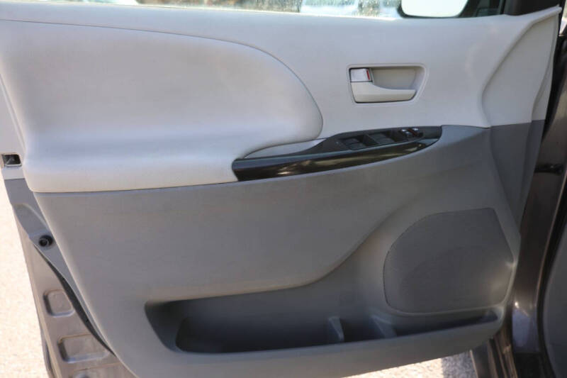 2014 Toyota Sienna LE 7-Passenger Auto Access Seat