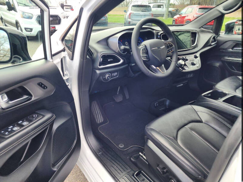 2025 Chrysler Pacifica Select