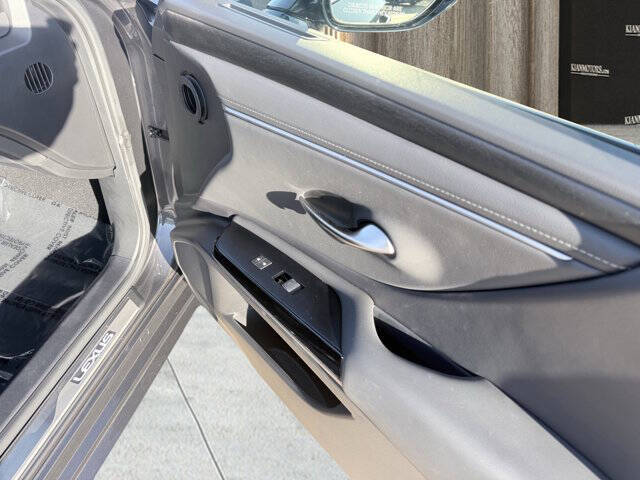 2025 Lexus ES 300h F SPORT Design