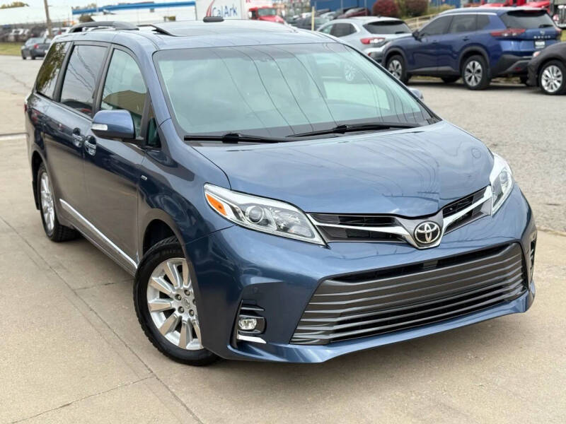 2016 Toyota Sienna Limited's photo