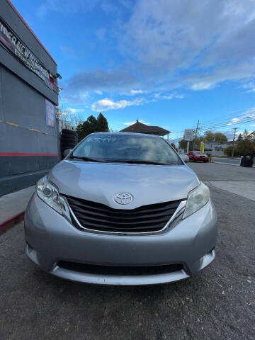 2011 Toyota Sienna LE 7-Passenger Auto Access Seat