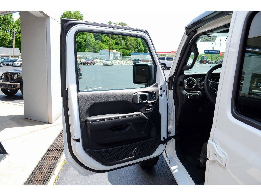 2023 Jeep Gladiator for sale at EARL DUFF PRE-OWNED CENTER in Harriman, TN