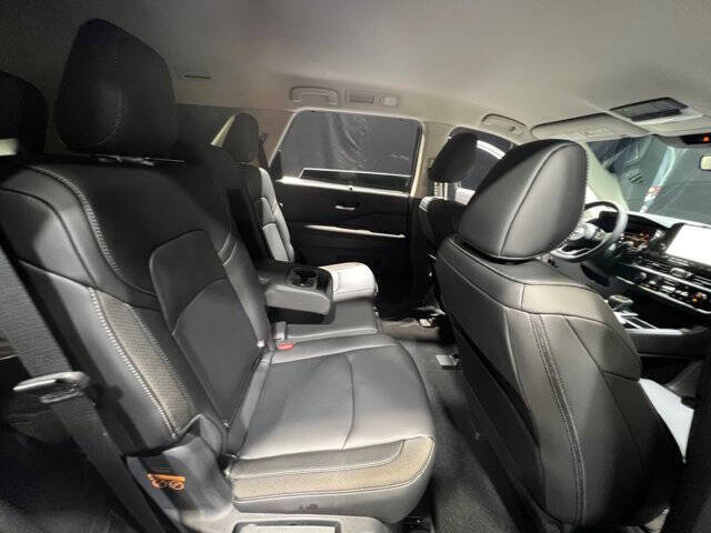 2025 Nissan Pathfinder SL