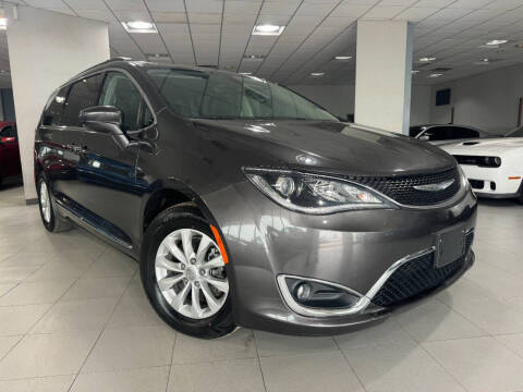 2017 Chrysler Pacifica for sale at Auto Mall of Springfield in Springfield IL
