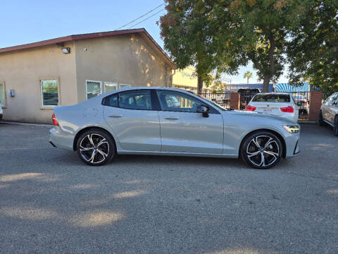 2024 Volvo S60 B5 Core Dark Theme