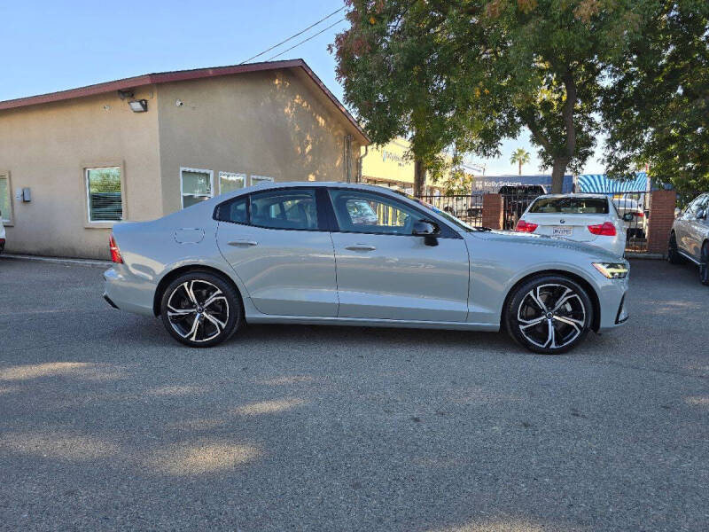 2024 Volvo S60 B5 Core Dark Theme