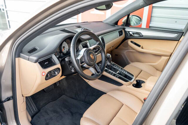 2017 Porsche Macan 16