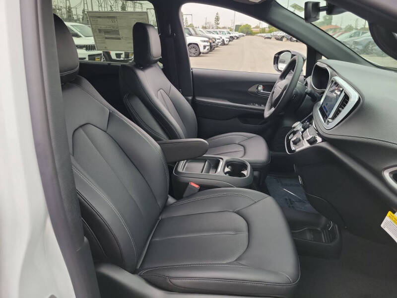 2027 Chrysler Pacifica Select