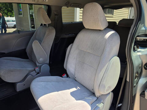 2017 Toyota Sienna LE 7-Passenger