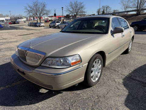 2007 Lincoln Town Car for sale at AUTOSAVIN in Villa Park IL