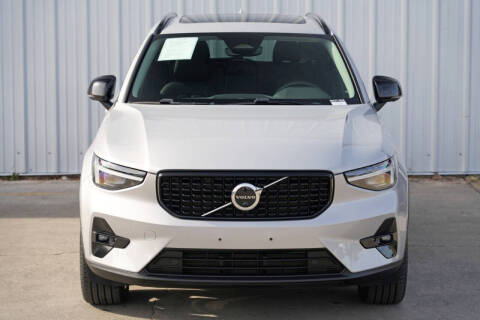 2023 Volvo XC40 B5 Ultimate Dark Theme