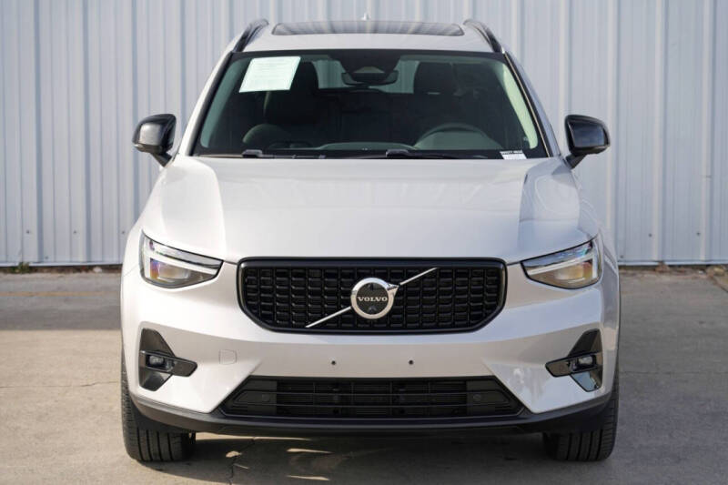 2023 Volvo XC40 B5 Ultimate Dark Theme